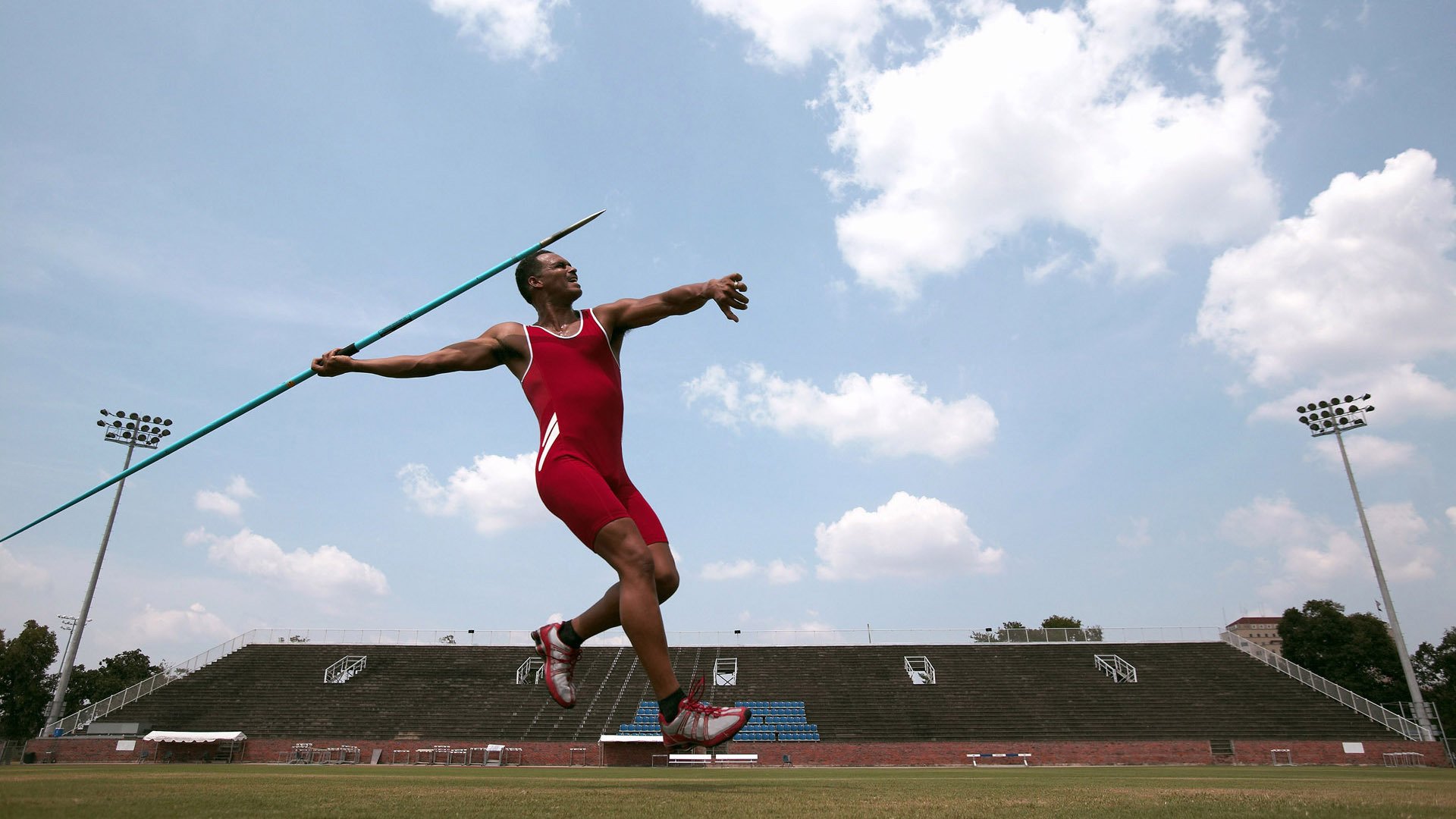 从里昂生死战秘鲁到西决焦点战，绝境求胜的战术密码与心理博弈